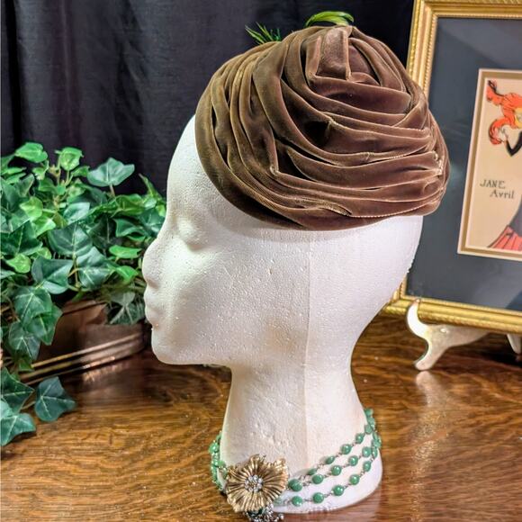 Mid Century Chartreuse Green Velvet Ladies Hat w/ Feather Bird, Gertrude Menczer - Picture 4 of 8